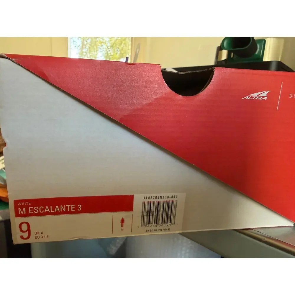 New in box White and red Altra M Escalante 3 Men's Size 9 Women's 10 ALOA7R6M110